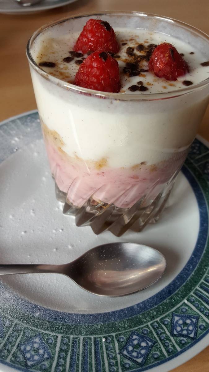 Crunchy yoghurt with raspberries